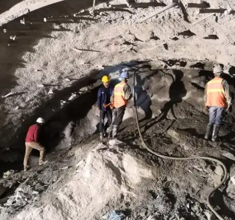 土默特右隧道拱顶带模注浆料，微膨胀注浆料的特点及施工工艺